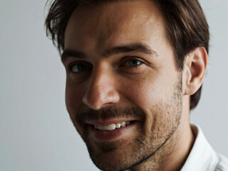 Obraz premium A monochrome, blurred portrait emphasizing light and texture.