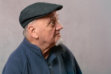 portrait vieil homme de profil sur fond gris