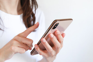 スマホを使う手元 © webbiz