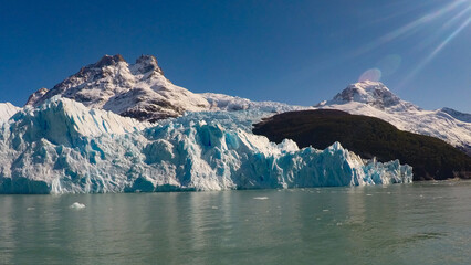  Imagen tomada en el Calafate, Argentina en la que se aprecia lago, montañas y nevados.

