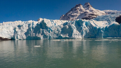  Imagen tomada en el Calafate, Argentina en la que se aprecia lago, montañas y nevados.

