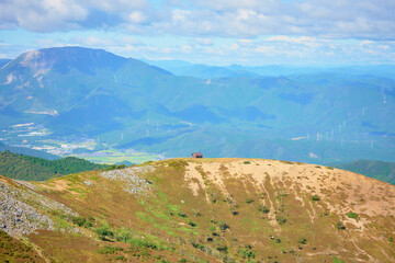 霊仙山の尾根に建つ避難小屋