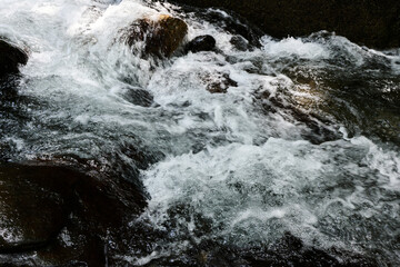 【新城】岩場を流れる渓流の水しぶき