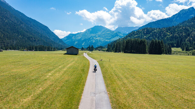 Unterwegs zum Horizont: Radfahrer auf historischer Route in den Alpen
