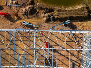 29-11-2024 Milton Keynes. Construction workers building steel frame of large industrial warehouse