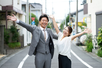 手を挙げて喜ぶ男女