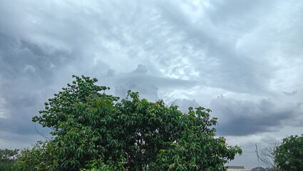 Obraz premium Overcast clouds that dot the afternoon sky in tropical climates.