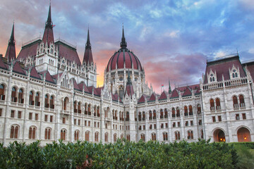 Obraz premium Parliament in Budapest at sunset