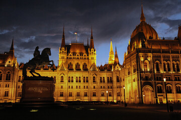 Naklejka premium Parliament in Budapest at sunset
