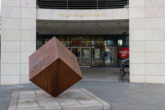 Eingangsbereich des Willy-Brandt-Hauses in Berlin, der Bundeszentrale der SPD (Sozialdemokratische Partei Deutschlands). 