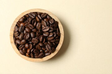 Fototapeta premium Bowl with coffee beans on color background 