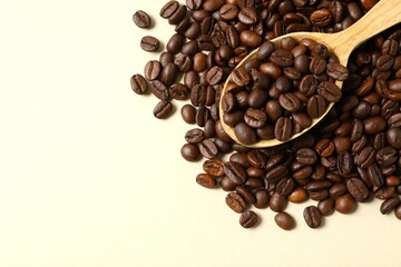 Obraz premium Coffee beans in wooden spoon, close up 
