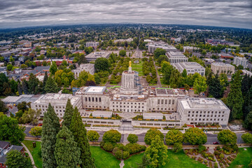 Naklejka premium Aerial View of the Oregon State Capitol in Salem