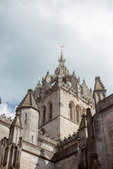 Obraz premium Edinburgh's beautiful streets with flowering trees in April