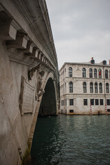 Fototapeta premium Puente de Rialto en Venecia, Italia, con góndolas en el Gran Canal.