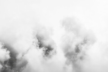 Obraz premium A cloudy sky with soft, billowing clouds creating a serene atmosphere.