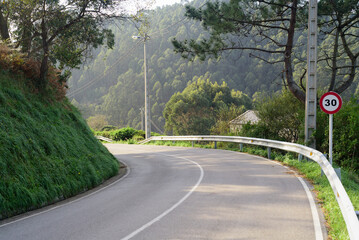 Curva en carretera de monte