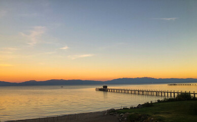 Obraz premium sunset on the beach, with a dock