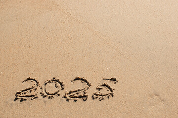 Fototapeta premium Number 2025 written on sand with copy space