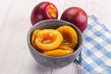 Canned peaches with sweet syrope