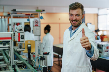 Obraz premium Confident Mid-Adult Scientist Gestures Success in Classroom Lab