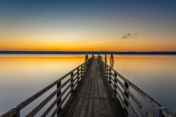 Obraz premium Dampfersteg in Breitbrunn am Ammersee bei Sonnenuntergang