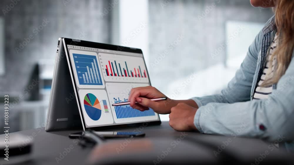 Poster Data Analyst Using Data Analytics KPI