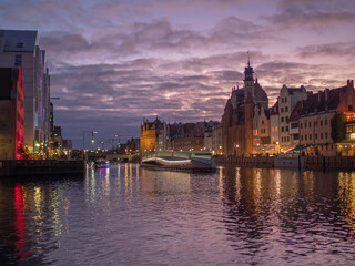 Fototapeta premium Stare i nowe miasto Gdańsk po obu stronach martwej rzeki