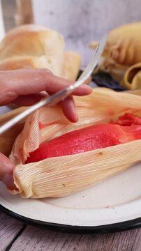 Desenvolver tamal de dulce y probar desayuno mexicano, vertical