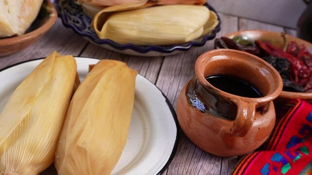 Desayuno mexicano con tamales y caf&eacute; de olla 