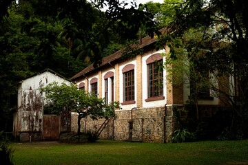 Casarão de arquitetura antiga no meio da floresta. 