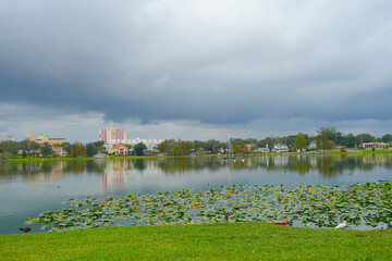 Obraz premium Landscape of lake Morton in city center of lakeland Florida and cloudy day 
