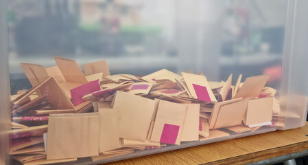 Votos sufragios en urna de plástico
