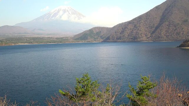 雲が少しある富士山を背景にした西湖を固定・微速度撮影