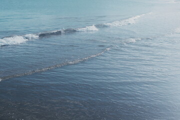 穏やかに打ち寄せる波