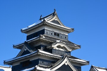 Fototapeta premium 信州 雪の積もった松本城天守