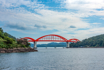 Fototapeta premium 창선대교가 보이는 바다 풍경, 경상남도 사천시에 위치-Sea view with Changseon Bridge in the background, located in Sacheon, Gyeongsangnam-do, South Korea