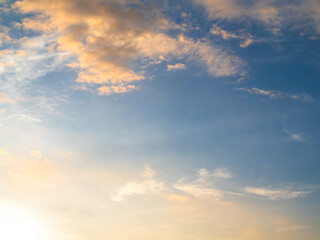 Obraz premium Sky sunset evening background sunrise dusk cloud dramatic orange twilight red warm sunny dawn sunshine romantic calm nature, cloudscape summer autumn spring scene, environment ecosystem energy.