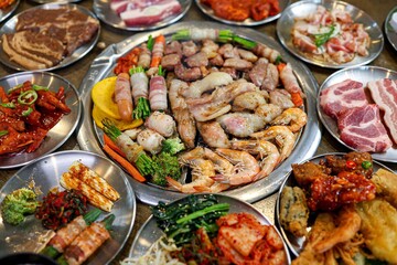 Obraz premium Delicious Variety of Grilled Meat and Seafood Spread