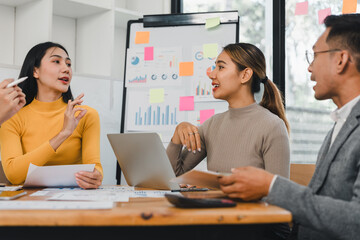 Obraz premium Collaborative business meeting with diverse professionals discussing strategies and analyzing data. Engaging conversation and teamwork are evident in this modern office setting