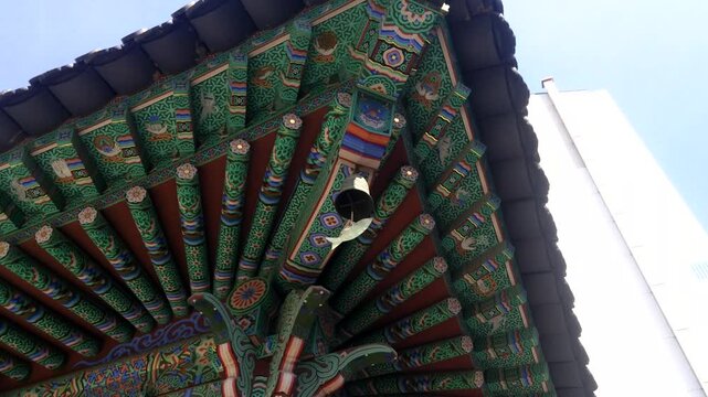 사찰 처마의 종 