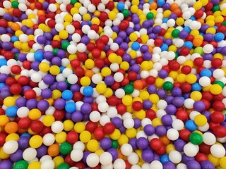 Obraz premium Colorful plastic balls in a vibrant play area