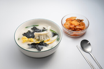 맛있는 김과 만두가 들어있는 한국의 음식 떡국