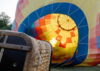 Obraz premium A hot air balloon with a fire in the bottom of it