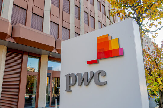 Gen&egrave;ve, Suisse - 16 novembre 2024: Entr&eacute;e du si&egrave;ge de PricewaterhouseCoopers (PwC) &agrave; Gen&egrave;ve. PwC est un r&eacute;seau britannique international d'entreprises d'audit, d'expertise comptable et de conseil