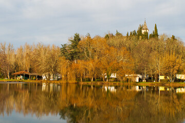 Coucher de soleil sur le lac de Cazals, dans le d&eacute;partement du Lot