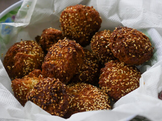 Mauritian style sweet sesame balls / Gateau zinzli