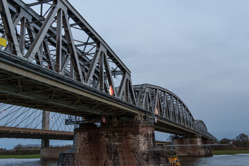 Obraz premium Auf der Waal bei Nijmegen