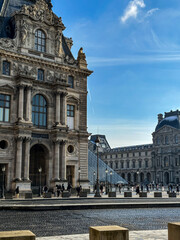 Obraz premium Louvre paris building