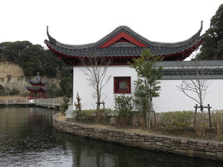 横浜市の本牧市民公園にある上海横浜友好園（玉蘭庁・池・湖心亭）